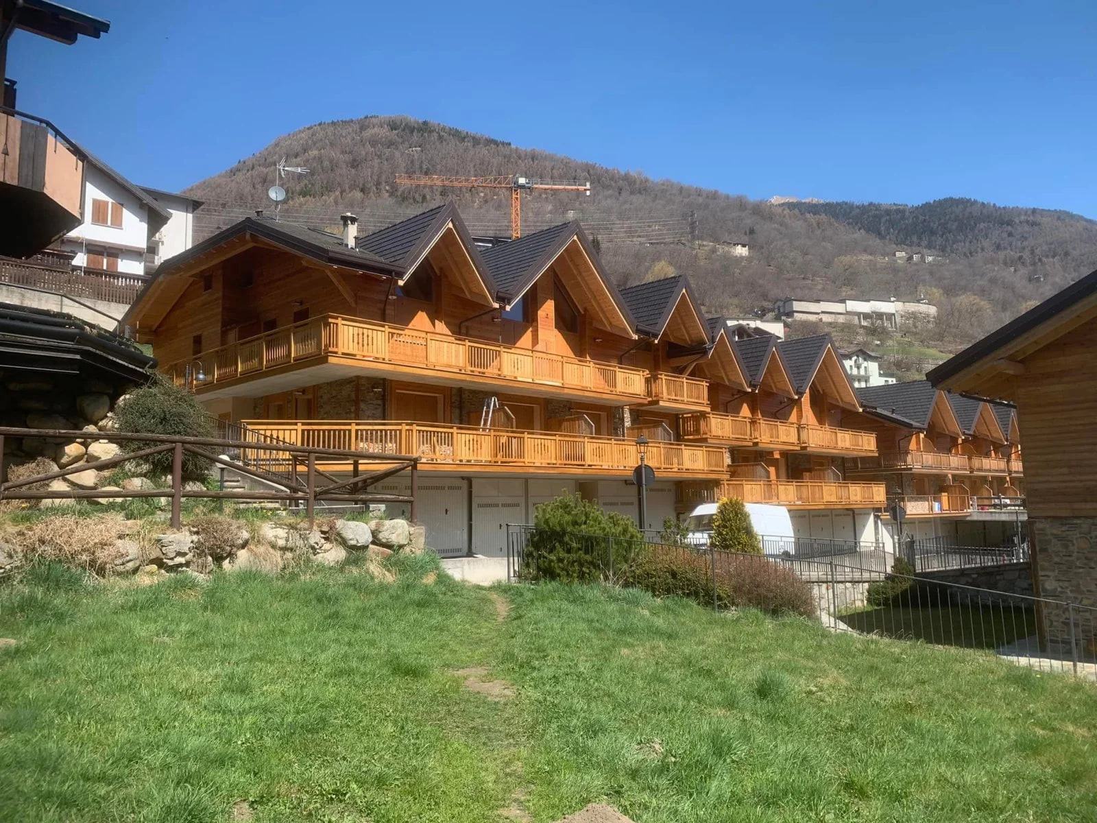 Palazzina di montagna con balconi e parapetti in legno restaurati