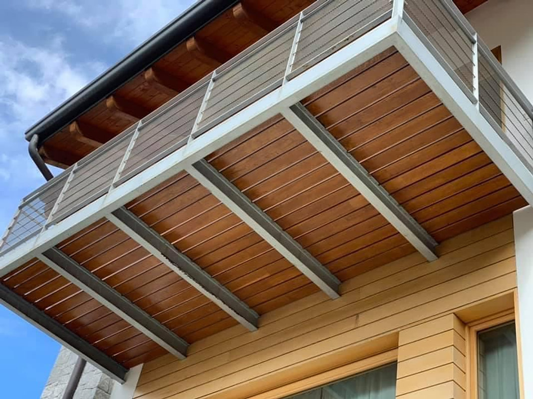Balcone visto dal basso, con travi e tavolato in legno restaurati